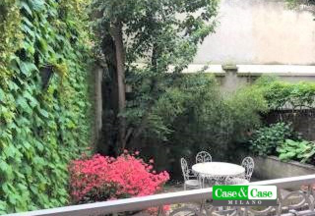 Via Sardegna, raffinato TRILOCALE RISTRUTTURATO in palazzo d'Epoca